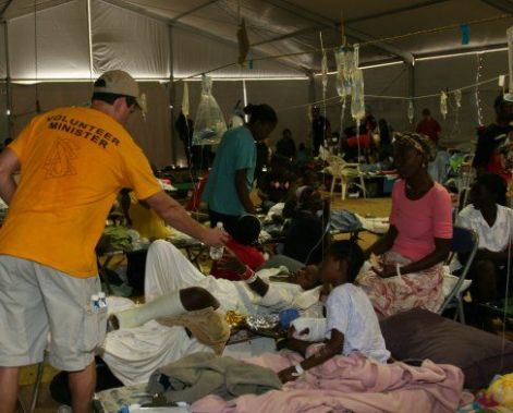 20100124-vms-passing-out-food-in-the-medical-tent-of-usm.jpg 20100124-vms-passing-out-food-in-the-medical-tent-of-usm.jpg